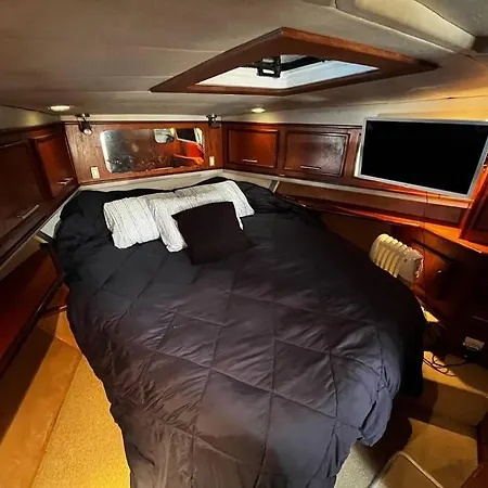 El Yate De Luces Hotel en barco *